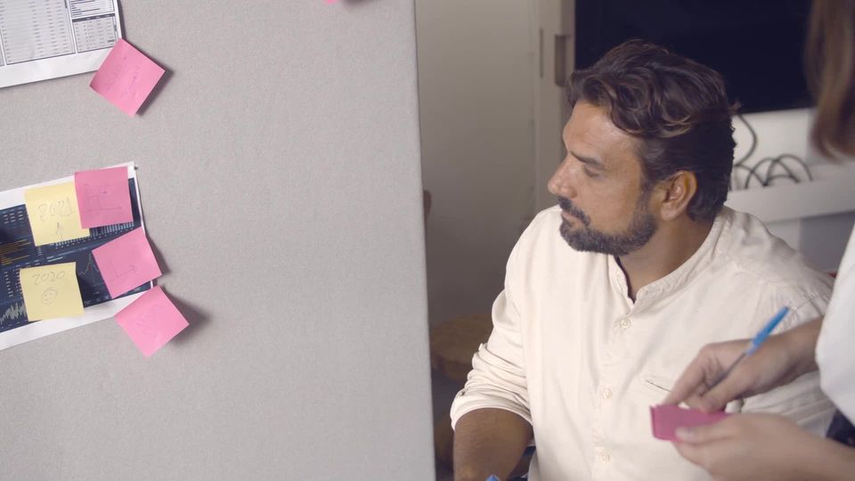Bir atölye duvarında yapışkan notlar yerleştiren ekip